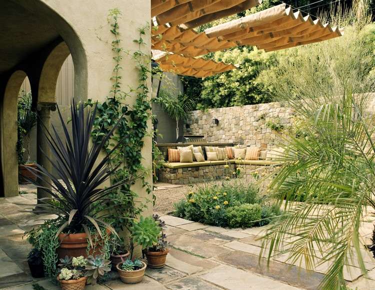 Terrasse mediterran bepflanzen Kübelpflanzen und Hochbeete