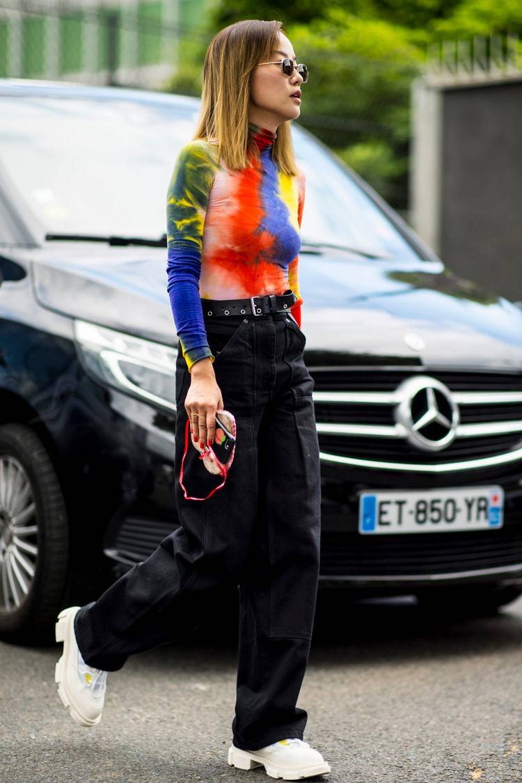 Tie Dye Modetrend Mom Jeans kombinieren Outfit Ideen Frühling 2021