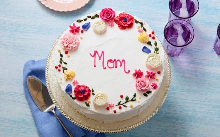 Torte zum Muttertag verzieren mit Schrift und Blumen