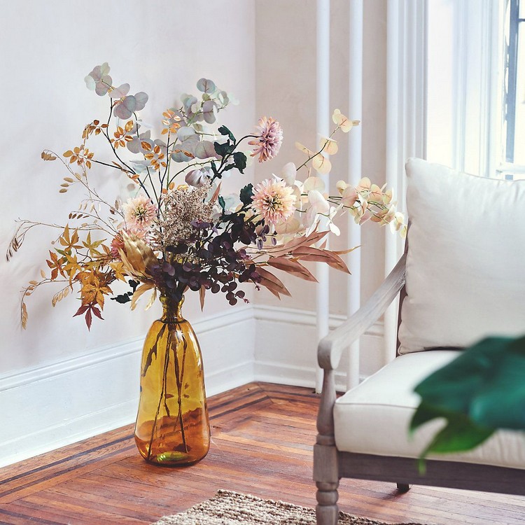 Vase aus Buntglas mit Trockenblumen dekoriert