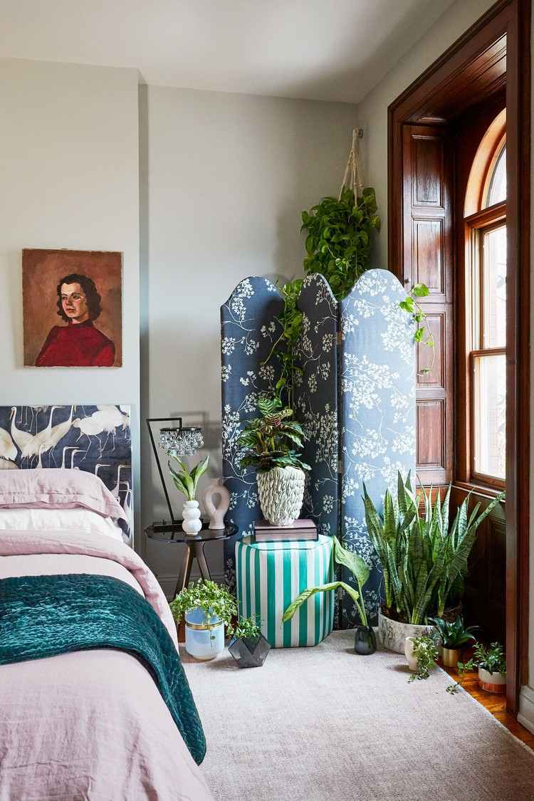 Vintage Deko im Schlafzimmer Wandbild Zimmerpflanzen und Paravent