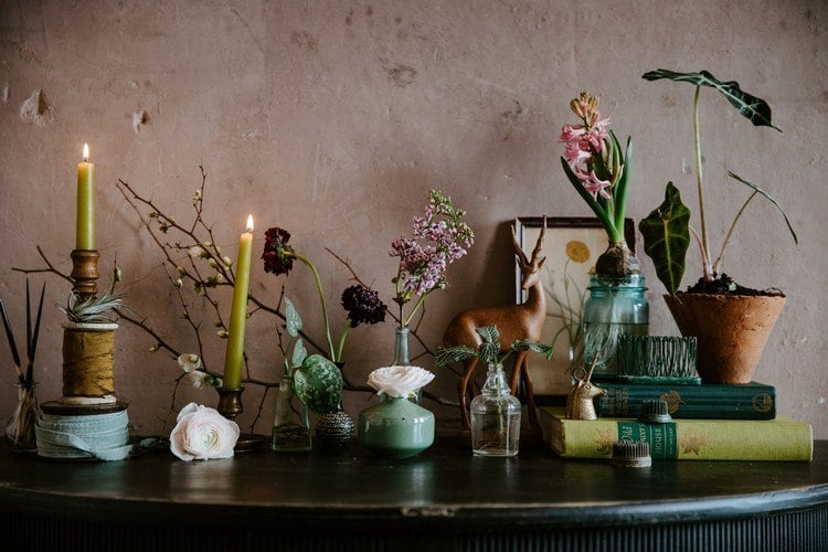 Vintage Deko in der Wohnung im Industrie Stil mit Vasen und Statuen
