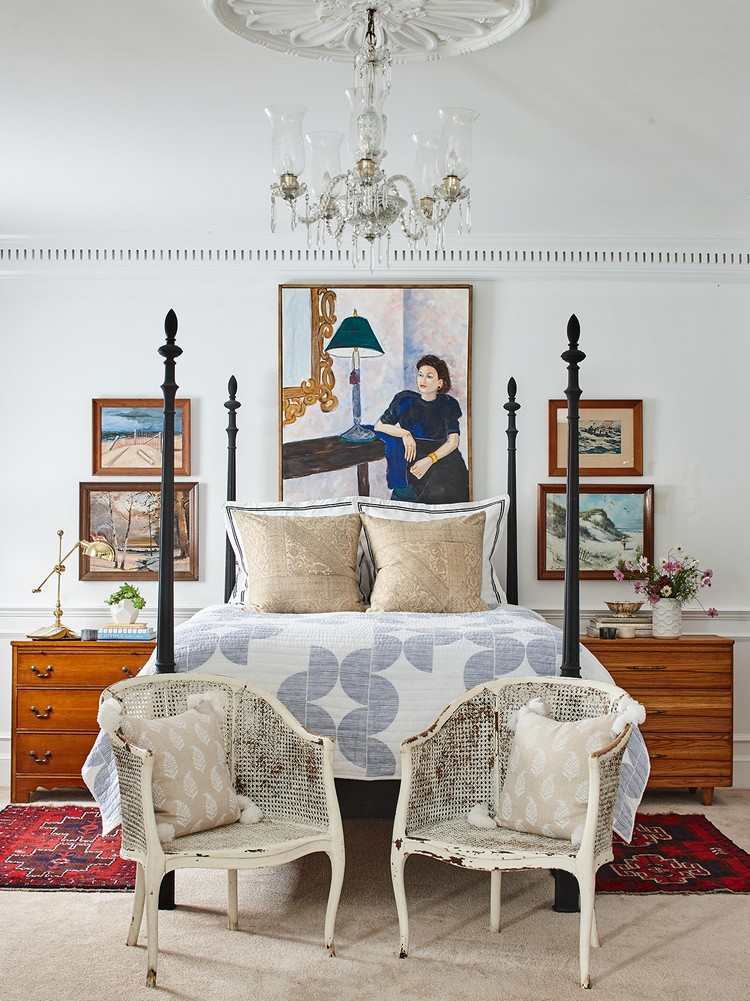 Vintage Schlafzimmer mit Wandbildern und Vintage Möbeln