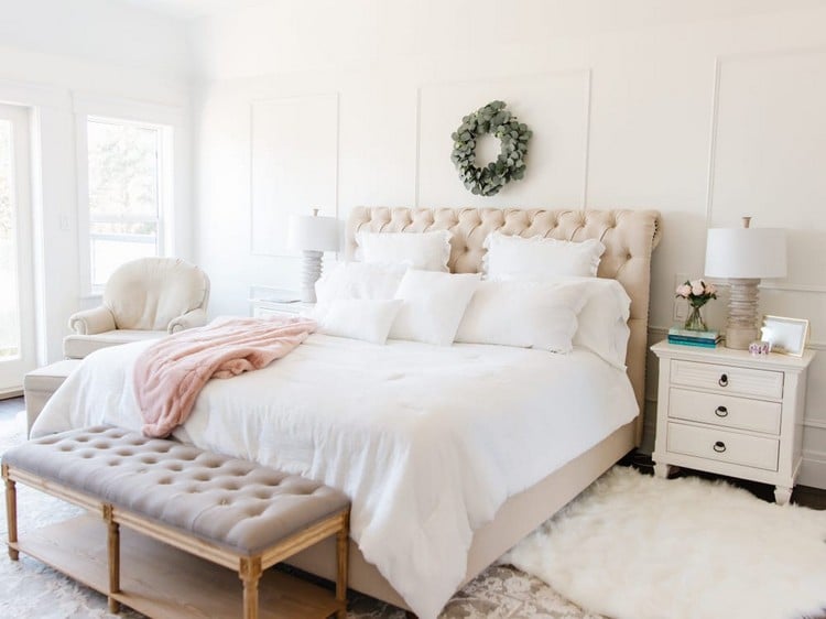 Weißes Schlafzimmer mit Polsterbett in Creme und flauschigen Textilien