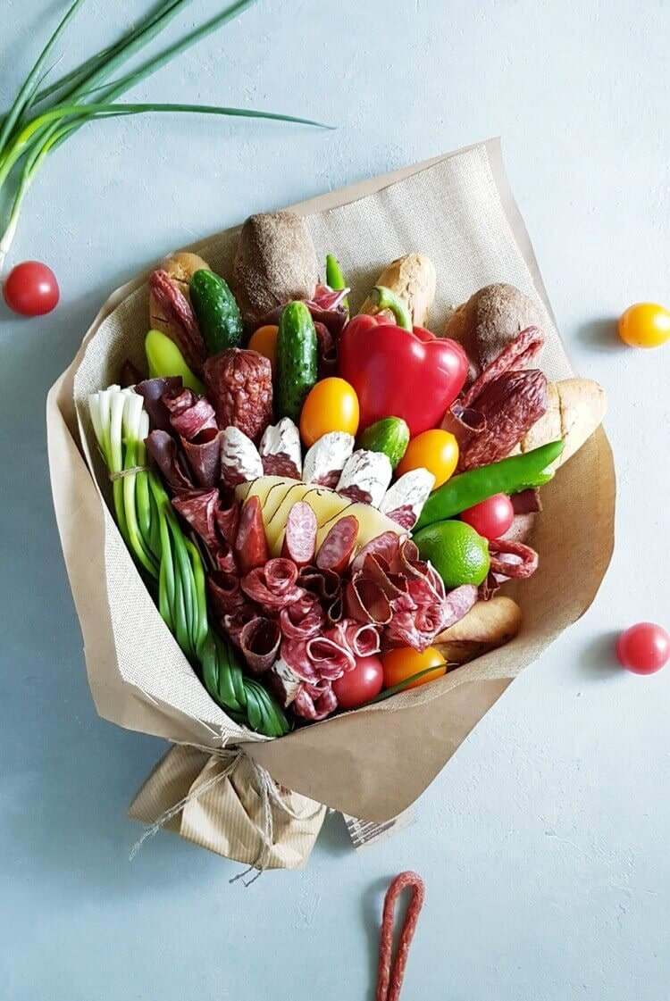 Zutaten für frischen Salat mit Wurst in einem essbaren Strauß kombinieren