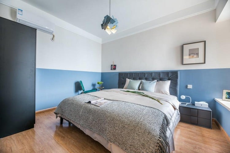 Zweifarbige Wandgestaltung im Schlafzimmer weiß und blau