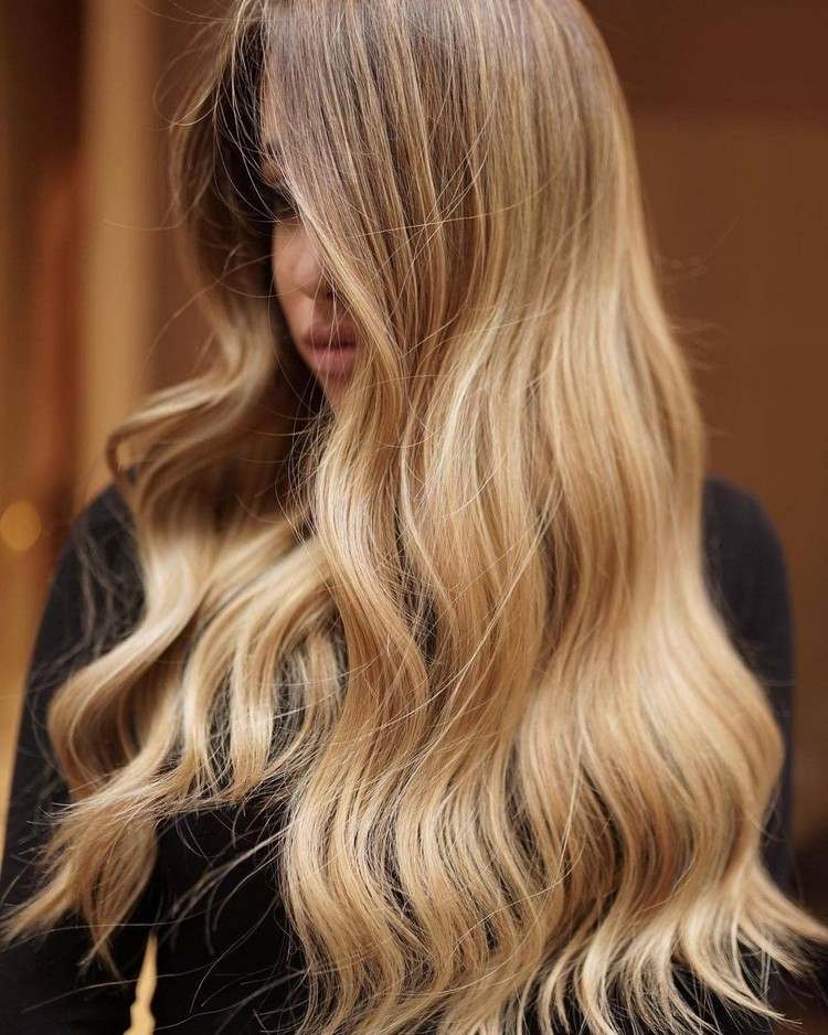 aktuelle Blondtöne 2021 Honigblond Haarfarbe Trend