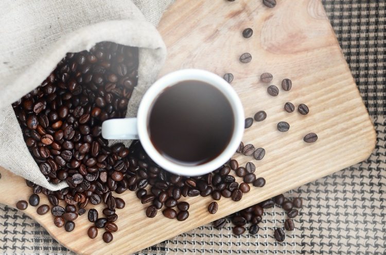 eine Tasse Kaffee enthält irgendwo zwischen 80 und 100 Milligramm Koffein