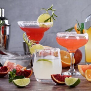 farbenfrohe Cocktails mit Tequila