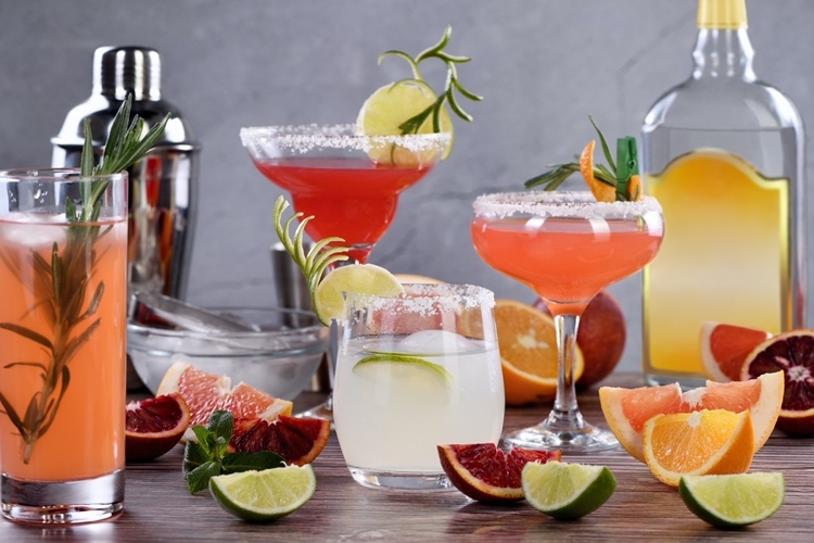 farbenfrohe Cocktails mit Tequila