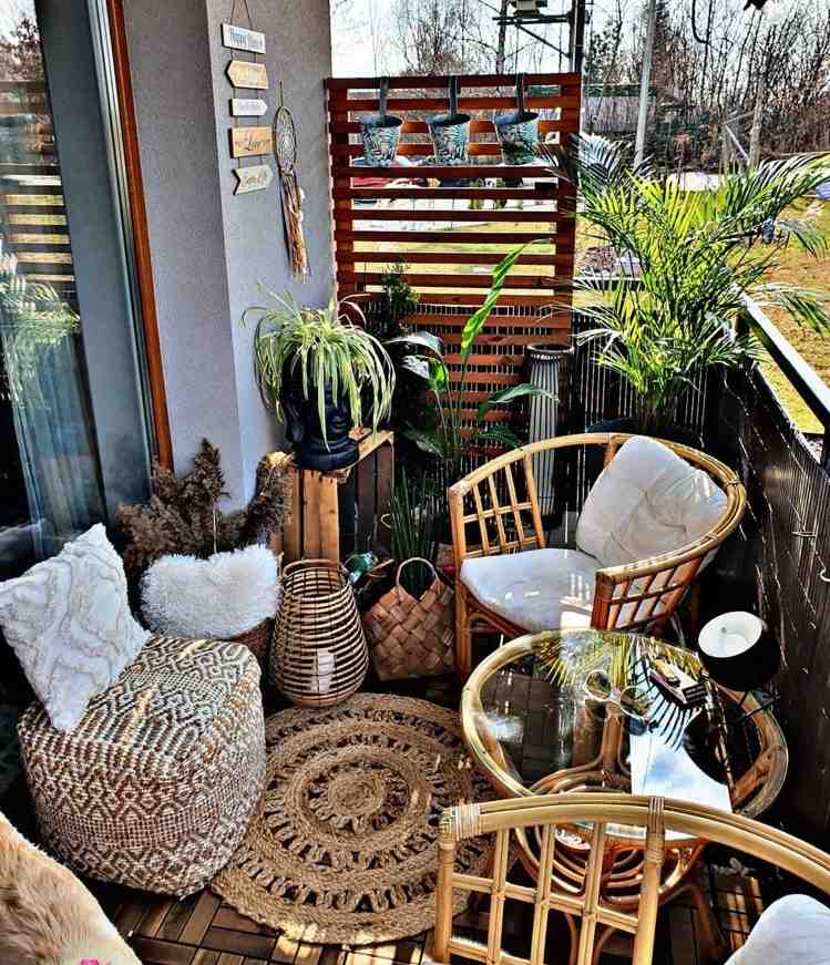 grüne Pflanzen für Dschungel-Feeling auf dem Boho style Balkon