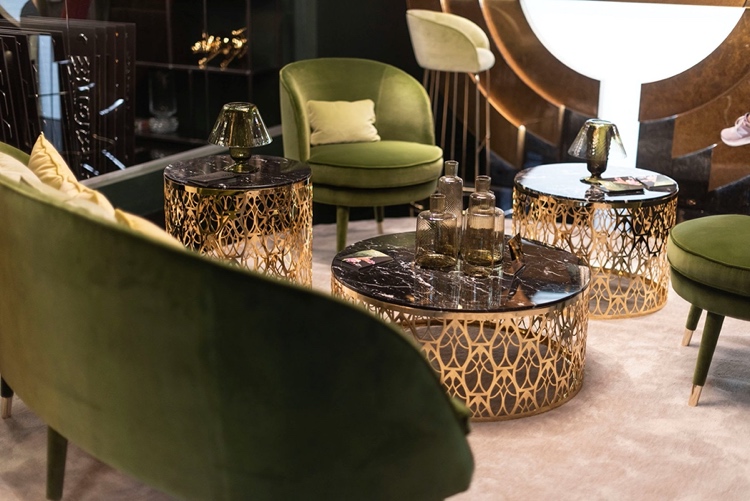 grüne Samtmöbel Messing und schwarzer Marmor für einen Glamour-Look
