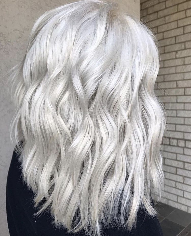 kühle Blondtöne 2021 Eisblond Haarfarbe Trend Frühling