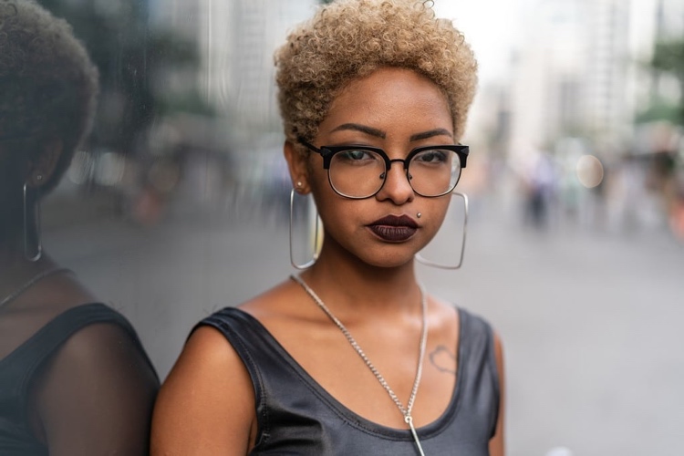 kurze Afro Haare in Honigblond