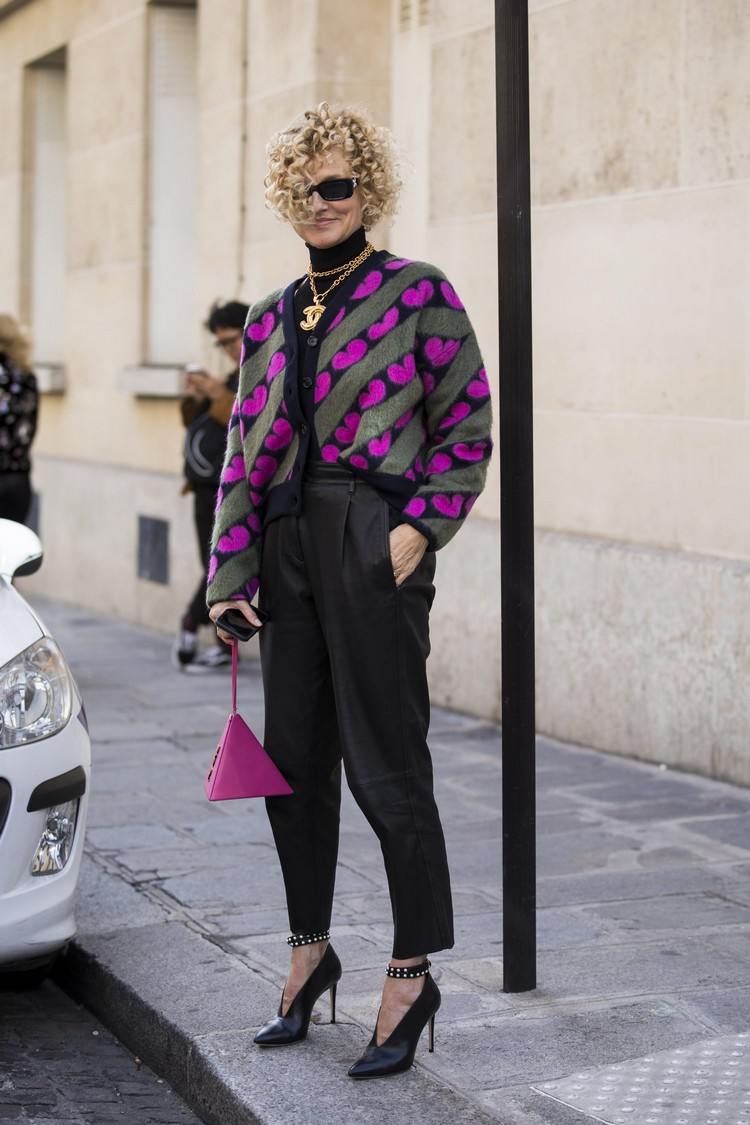 stylische Outfits für Frauen ab 50 schwarze Stoffhose kombinieren