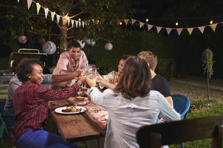 Beleuchtung für eine Gartenparty, die bis in die frühen Stunden des Abends hinein reicht, ist wichtig