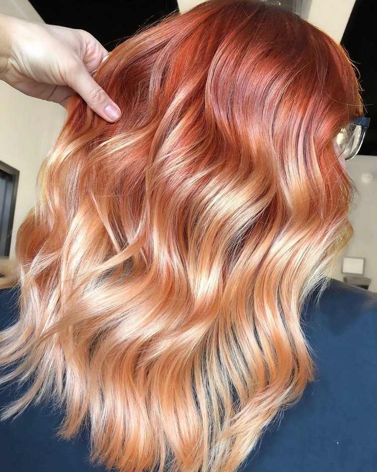 Blonde Haare im Ombre Look Erdbeerblond Haarfarbe