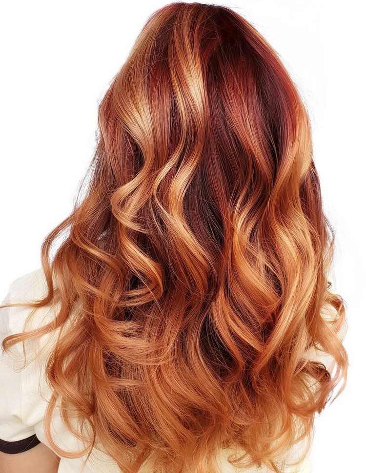Blonde Haare mit roten Strähnen Erdbeerblond Haarfarbe