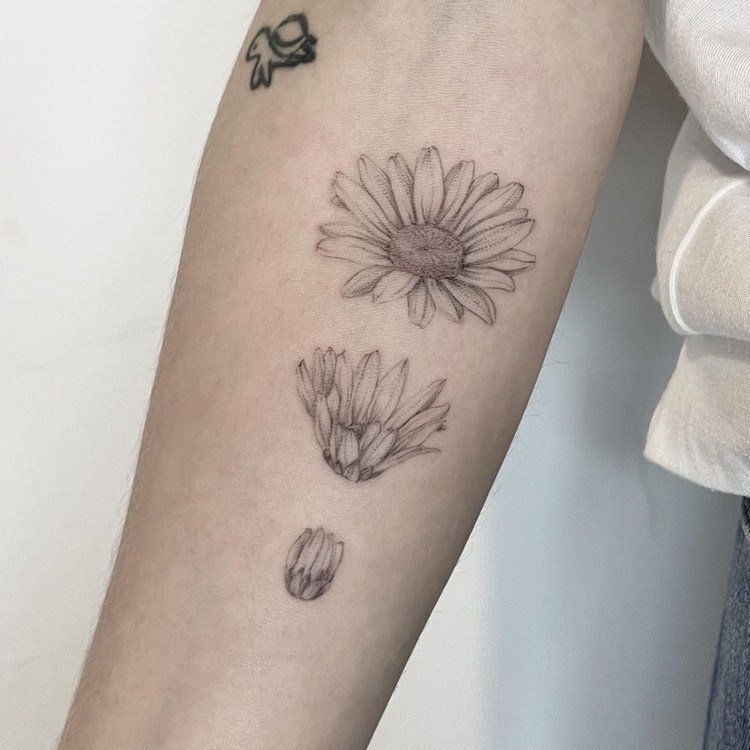 Blumen Tattoodesign für Frauen Fineline Tattoo Ideen Oberarm