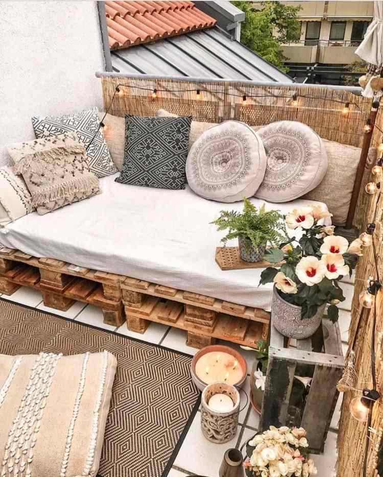 Boho Palettenmöbel für den Balkon mit romantischen Textilien und Weinkiste als Beistelltisch
