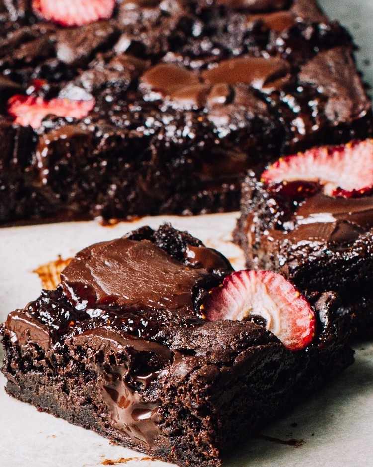 Brownie Schnitten mit Erdbeeren