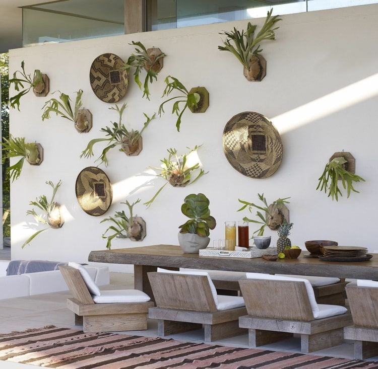 Coole Idee mit Luftpflanzen und Schalen am Essbereich der Terrasse