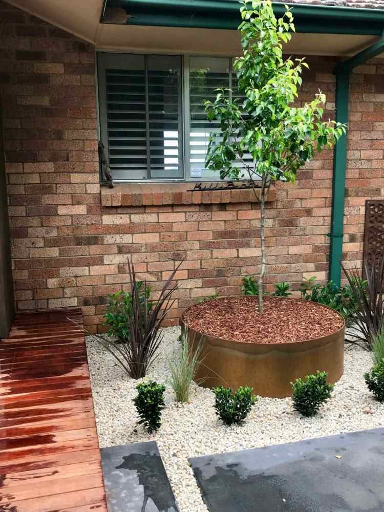 Cortenstahl Hochbeet im minimalistischen Vorgarten mit Bäumchen