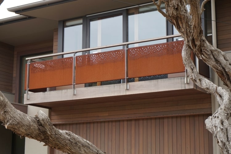 Cortenstahl Sichtschutz auf einem Balkon für das Geländer