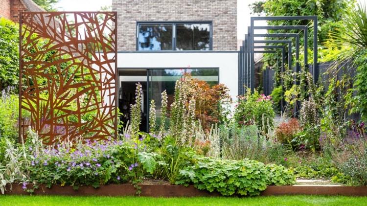 Dekoratives Sichtschutzpaneel in einem natürlichen Garten eines minimalistischen Hauses