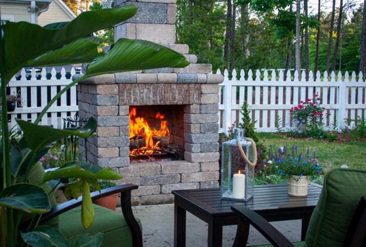 Feuerstelle im Garten einrichten für entspannte Sommerabende