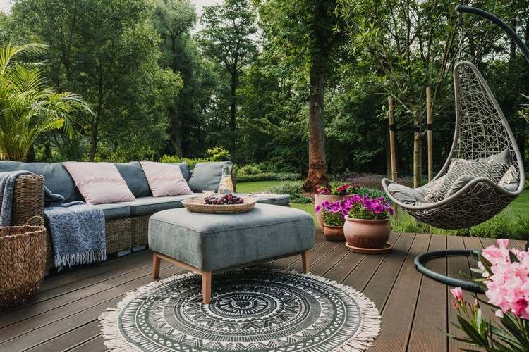 Garten-Lounge mit Sofa und gepolstertem Couchtisch