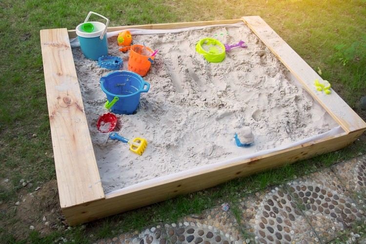 Garten für Kinder gestalten mit Sandkasten
