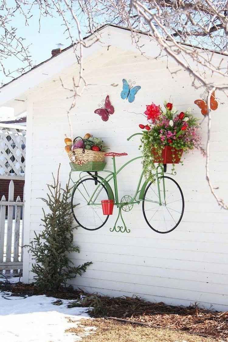 Gartenhaus Deko mit Blumen und Fahrrad Vintage Ideen für außen