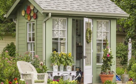 Gartenhaus aussen dekorieren mit Blumen und Tontellern