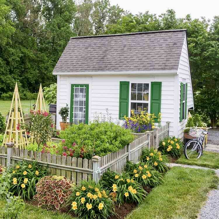 Gartenhaus gestalten aussen streichen und Kleingarten anlegen