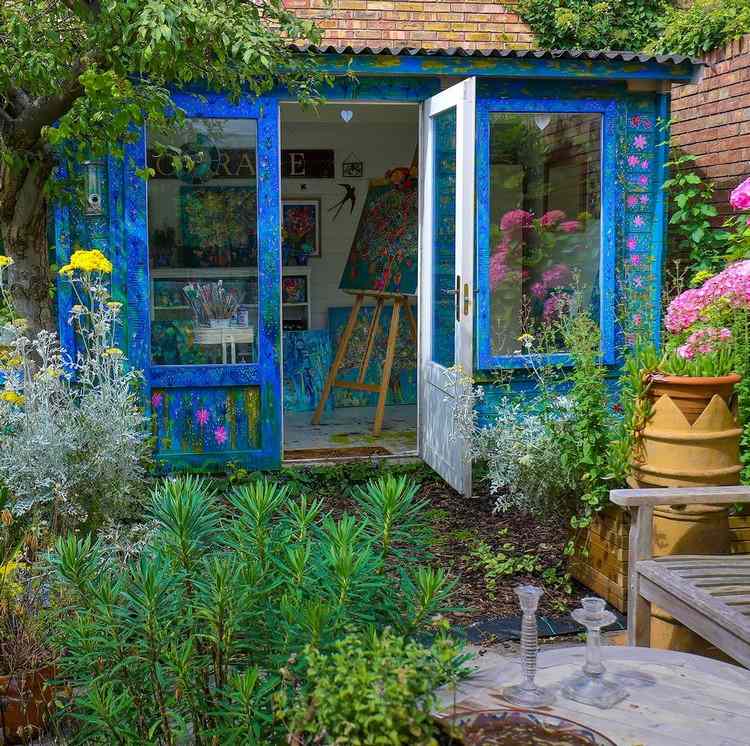 Gartenhaus streichen und bepflanzen Ideen für Außenbereich