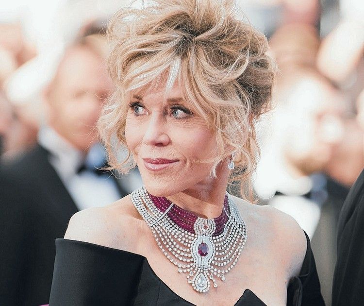 Hochsteckfrisur für kurze Haare mit Pony Jane Fonda Frisuren