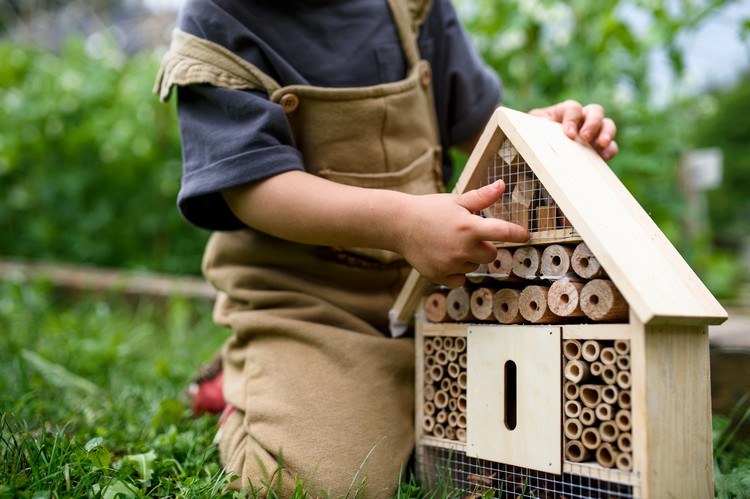 Outdoor Aktivitäten mit Kindern ein Insektenhotel bauen