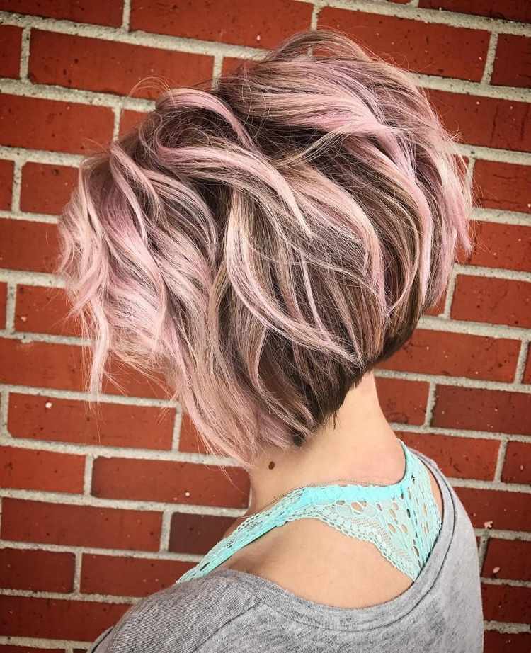 Kurze wellige Haare mit rosa Strähnchen