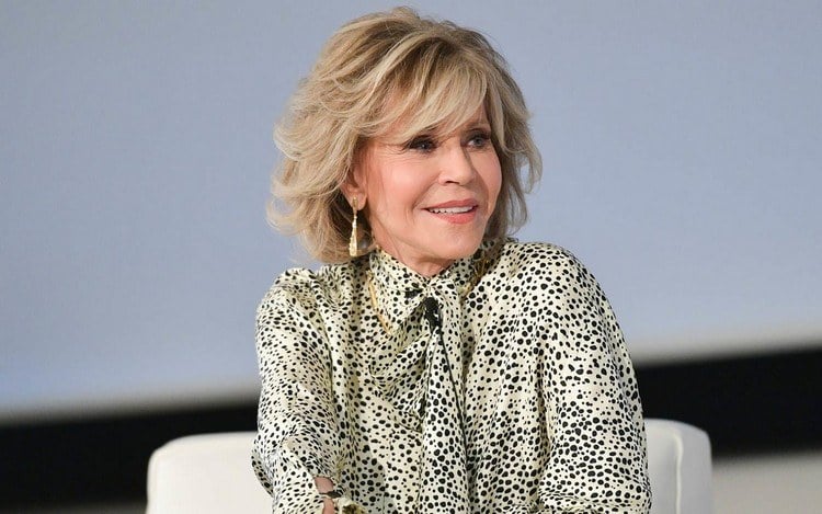 Long Bob mit seitlichem Pony Jane Fonda Frisuren für Frauen ab 50