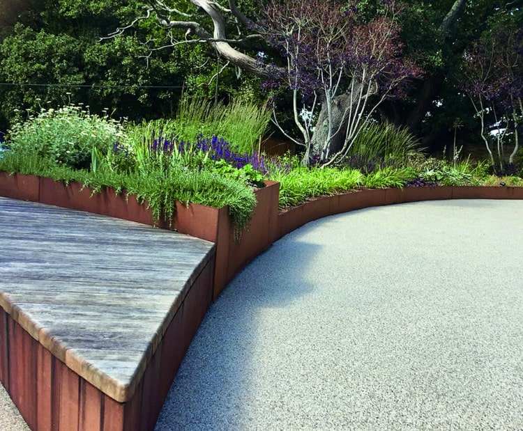 Moderne Gartengestaltung mit Cortenstahl Hochbeet und Beeteinfassung aus Edelroststahl