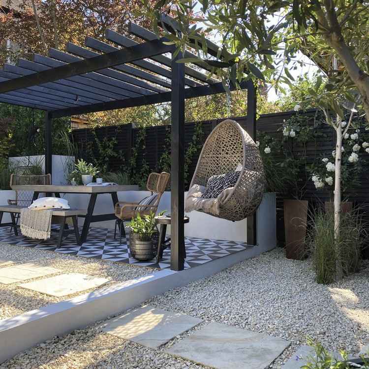 Moderne Terrasse im Garten gestalten mit Essbereich und Hängestuhl