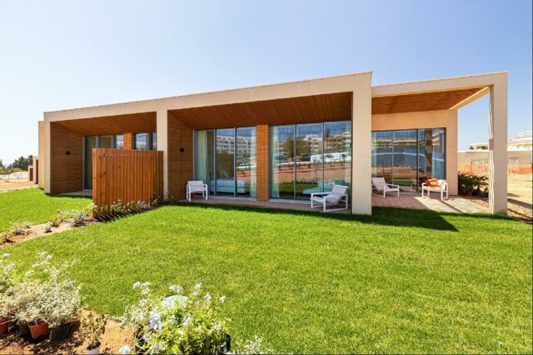 Moderne Terrassentrennwand Ideen für Doppelhäuser mit vertikalen Holzbalken
