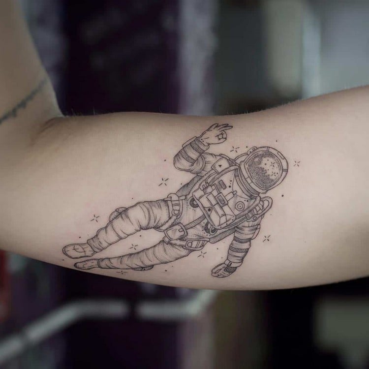 Oberarm Tattoodesigns Bilder Fineline Tattoo Ideen für Frauen