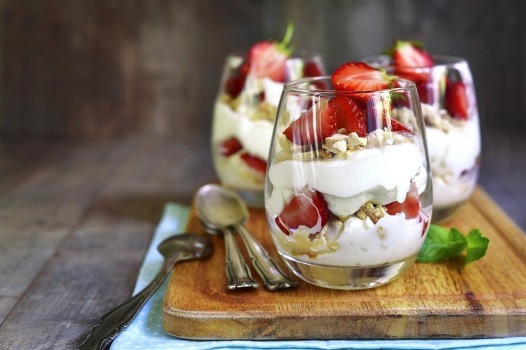 Obst Dessert Low Carb Erdbeer Tiramisu im Glas kalorienarm