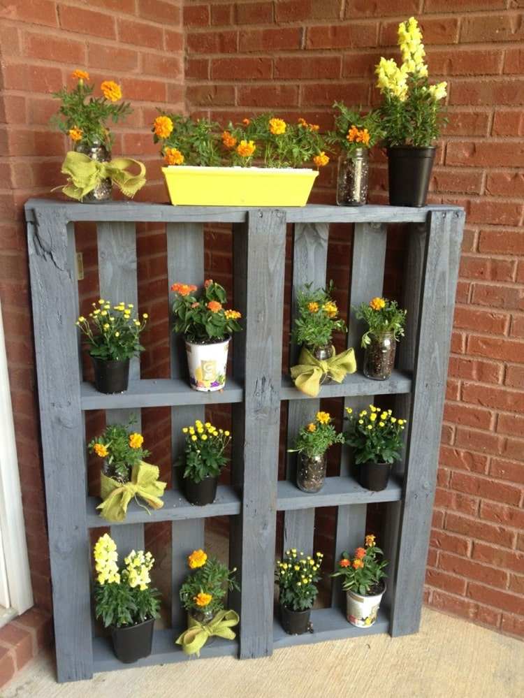 Palettenmöbel für den Balkon - DIY Regal für Pflanzen einfach gemacht