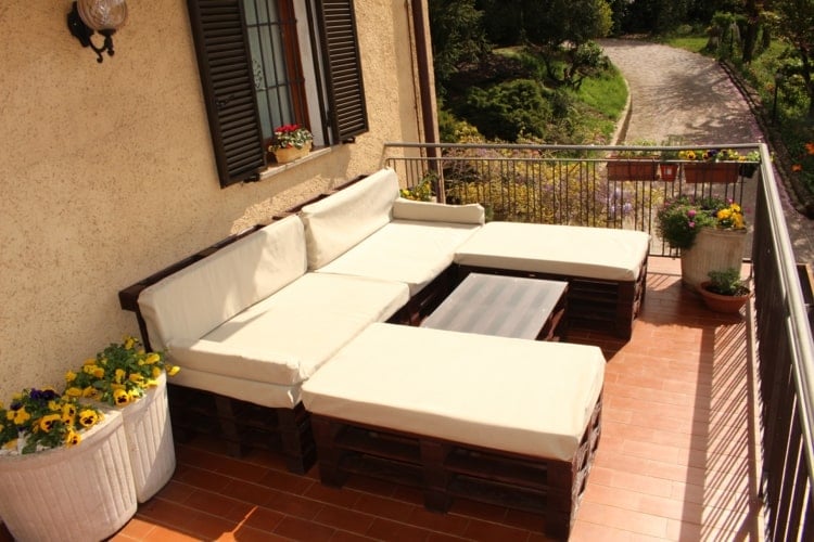 Palettenmöbel für den Balkon - Sofa mit Hockern und Couchtisch