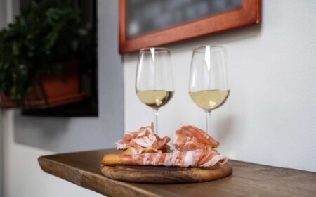 Prosciutto di San Daniele Rohschinken mit Grissini und Weißwein