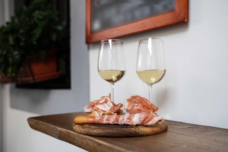 Prosciutto di San Daniele Rohschinken mit Grissini und Weißwein