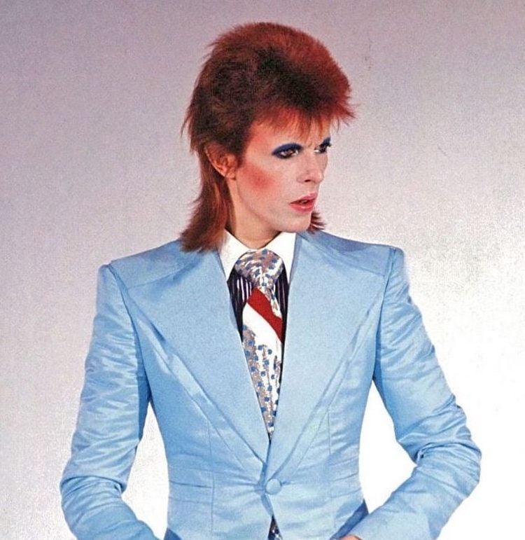 Rockstar David Bowie mit roten Haaren und Vokuhila Haarschnitt